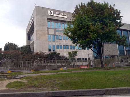 Здание Генеральной Прокуратуры. На месте этого здания ранее располагался Административный Отдел Безопасности, около которого Пабло Эскобар 6 декабря 1989 года взорвал автомобиль и погубил множество людей.