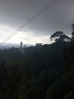 При подъёме становится видно Боготу.
