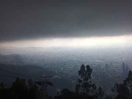 Вид на город Сантафе-де-Богота со смотровой площадки горы Монсеррате. Я сделал несколько снимков с разных мест площадки, но погода была постоянно пасмурной и накрапывал дождь. Временами был даже сильный дождь.