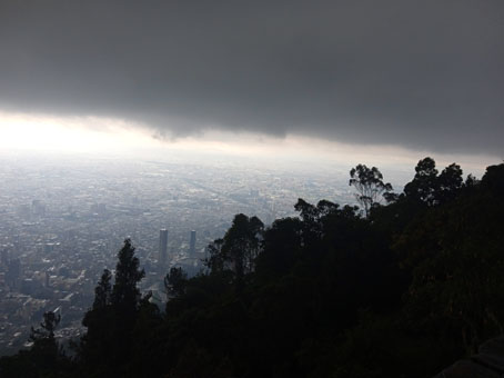Вид на город Сантафе-де-Богота со смотровой площадки горы Монсеррате. Я сделал несколько снимков с разных мест площадки, но погода была постоянно пасмурной и накрапывал дождь. Временами был даже сильный дождь.