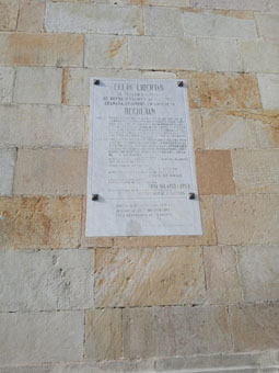 Табличка на стене Сената Колумбии в память о декрете об отмене рабства.