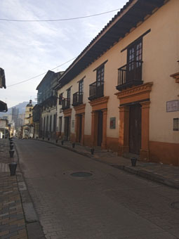 Вид на гору Монсеррате из исторического центра Боготы.