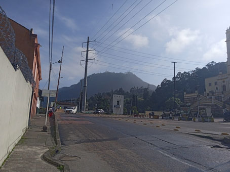 А это самый лучший вид на гору Монсеррате из исторического центра столицы Колумбии.