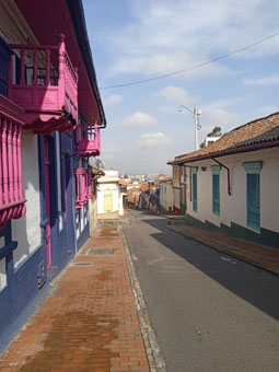 Улочка в историческом центре столицы Колумбии города Сантафе-де-Богота.