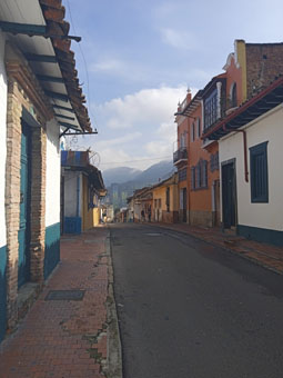 Улочка в историческом центре столицы Колумбии города Сантафе-де-Богота.