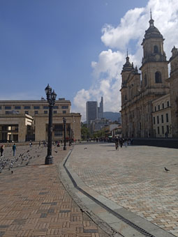 Снова площадь Симона Боливара.