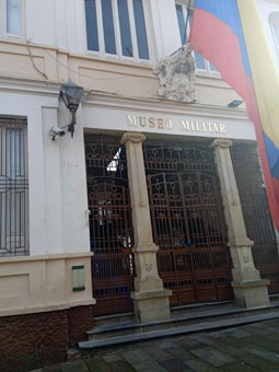 Вход в Военный Музей в центре Боготы, недалеко от площади Симона Боливара.