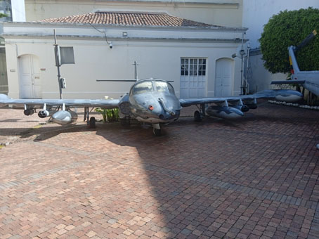 Самолёт ВВС Колумбии во дворике Военного Музея в Боготе.