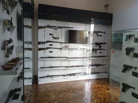 Старинное, старое и современное стрелковое оружие в Военном музее в Боготе.