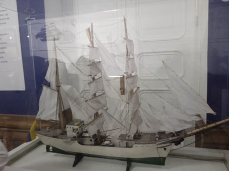 Модель современного учебного парусника в зале, посвящённом Военно-Морским Силам Колумбии. 