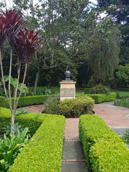 Памятник основателю Ботанического сада Энрике Пересу Арбелаэсу.