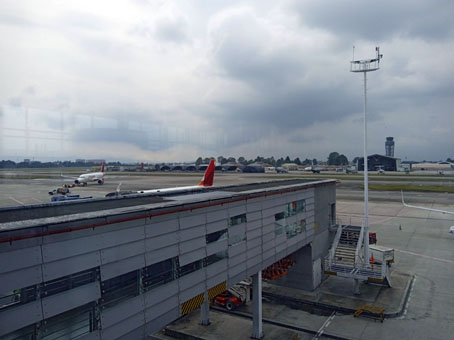 Вид из окна (стеклянной стены) аэропорта Боготы.