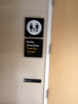 Есть в аэропорту "Эль Дорадо" "Семейный туалет" (не заходил).