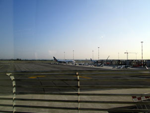 Вид на римский аэропорт из поезда, перевозящего транзитных пасажиров.