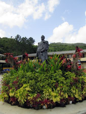 Памятник Симону Боливару в батальоне его имени.