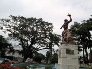 Памятник индейцу с ягуаров в центре Сан-Фелипе, столицы венесуэльского штата Яракуй.