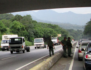 Национальные гвардейцы на шоссе из Эль Палито в Валенсию (штат Карабобо).