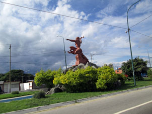 На въезде в Сан-Фелипе есть точно такая же статуя индейца и ягуара, как и в центре города.