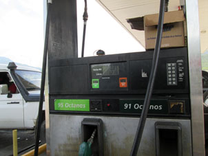 Это вот такие цены на бензин в стране: полтора боливара за 21 литр. По официальному курсу 1 доллар США = 6,3 боливара, а по неофициальному 30-35 боливаров за доллар.