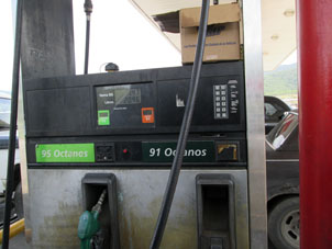 Это вот такие цены на бензин в стране: полтора боливара за 21 литр. По официальному курсу 1 доллар США = 6,3 боливара, а по неофициальному 30-35 боливаров за доллар.