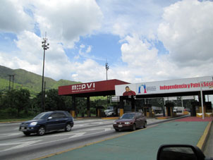 На магистральных дорогах Венесуэлы есть пункты оплаты: для автобусов и легковых машин проезд бесплатный, а грузовики платят существенно.