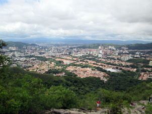 Вид на Валенсию с городской тропы здоровья в горах.