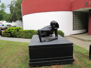 Статуя голой женщины, выползающей из Центра Медицинских Исследований в валенсийском районе Ла Винья.