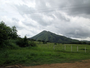 Среди равнин Кохедеса встречаются одинокие горы.