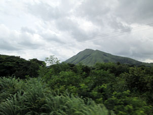 Среди равнин Кохедеса встречаются одинокие горы.