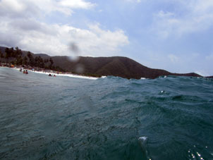 Волны Карибского моря на пляже Патанемо.