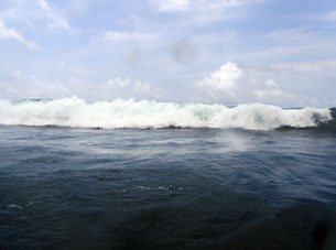Волны Карибского моря на пляже Патанемо.