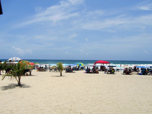 Вот он пляж Патанемо. Собственно, волны не такие уж и большие, но всё-таки.