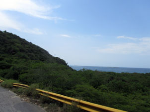Вид на море с дороги на Пуэрто-Кабельо.