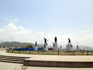 Памятники лидерам движения за отделения Южной Америки от Испанской короны.