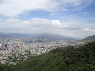Вид с люльки канатной дороги на город Каракас, столицу Венесуэлы.