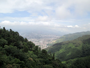 Вид с люльки канатной дороги на город Каракас, столицу Венесуэлы.