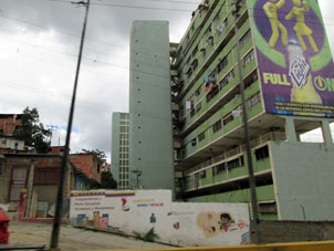 Жилой дом в Каракасе вдоль дороги на аэропорт.