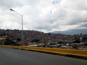 "Кишлаки" в Каракасе вдоль дороги на аэропорт.