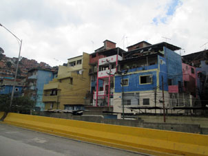 "Кишлаки" в Каракасе вдоль дороги на аэропорт.