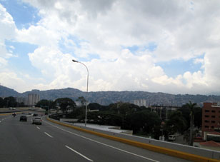 Вид с шоссе на аэропорт в черте города Каракаса.