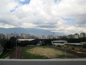 Вид с шоссе на аэропорт в черте города Каракаса.