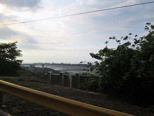 Вид на аэропорт с шоссе на Каракас.