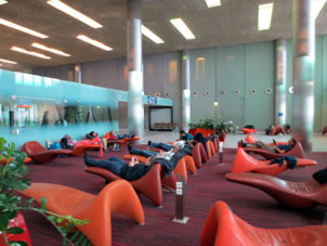 Вот такие креселки есть теперь в парижском аэропорту имени Шарля де Голля.