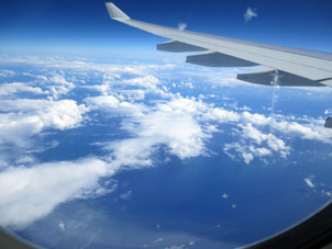 Под крылом самолёта о чём-то поёт синее Карибское море.