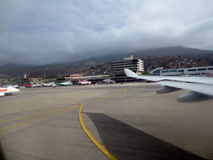 Приземление в аэропорту Майкетия имени Симона Боливара.
