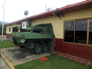 Старый танк встроенный в стену офицерской столовой в Центре Обслуживания Бронетехники (CEMABLIN) в Валенсии. Как будто он туда въехал..