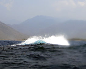 Риф около скал, около которого мы потом ныряли 30 мая при более спокойных волнах.