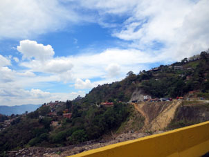 Дорога в Каракас примерно за километр от туннеля "Лос Окумитос"
