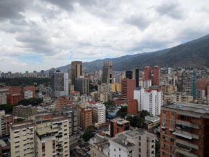 Вид на столицу страны город Сантьяго-де-Леон-де Каракас с террасы верхнего этажа гостиницы "Гран Мелилья".