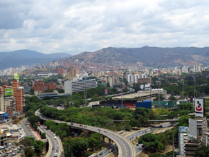 Вид на столицу страны город Сантьяго-де-Леон-де Каракас с террасы верхнего этажа гостиницы "Гран Мелилья".